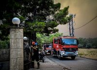 Φωτιά στη Ρόδο: Γιγαντιαία επιχείρηση εκκένωσης – Αναμένεται να απομακρυνθούν 30.000 άνθρωποι