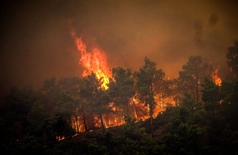 Φωτιά στη Ρόδο: Σοκαριστικό βίντεο με τη δημιουργία πυροστρόβιλου [vid]