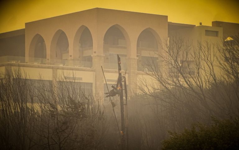 Φωτιά στη Ρόδο: Καίγονται τα Λάερμα – Πέρασαν στο χωριό οι φλόγες [vid]