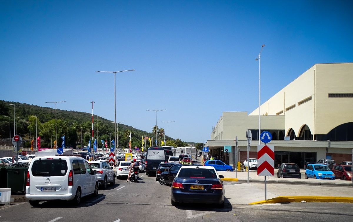 Φωτιά στη Ρόδο: TUI και Jet2 ακυρώνουν τις πτήσεις στο νησί των Ιπποτών