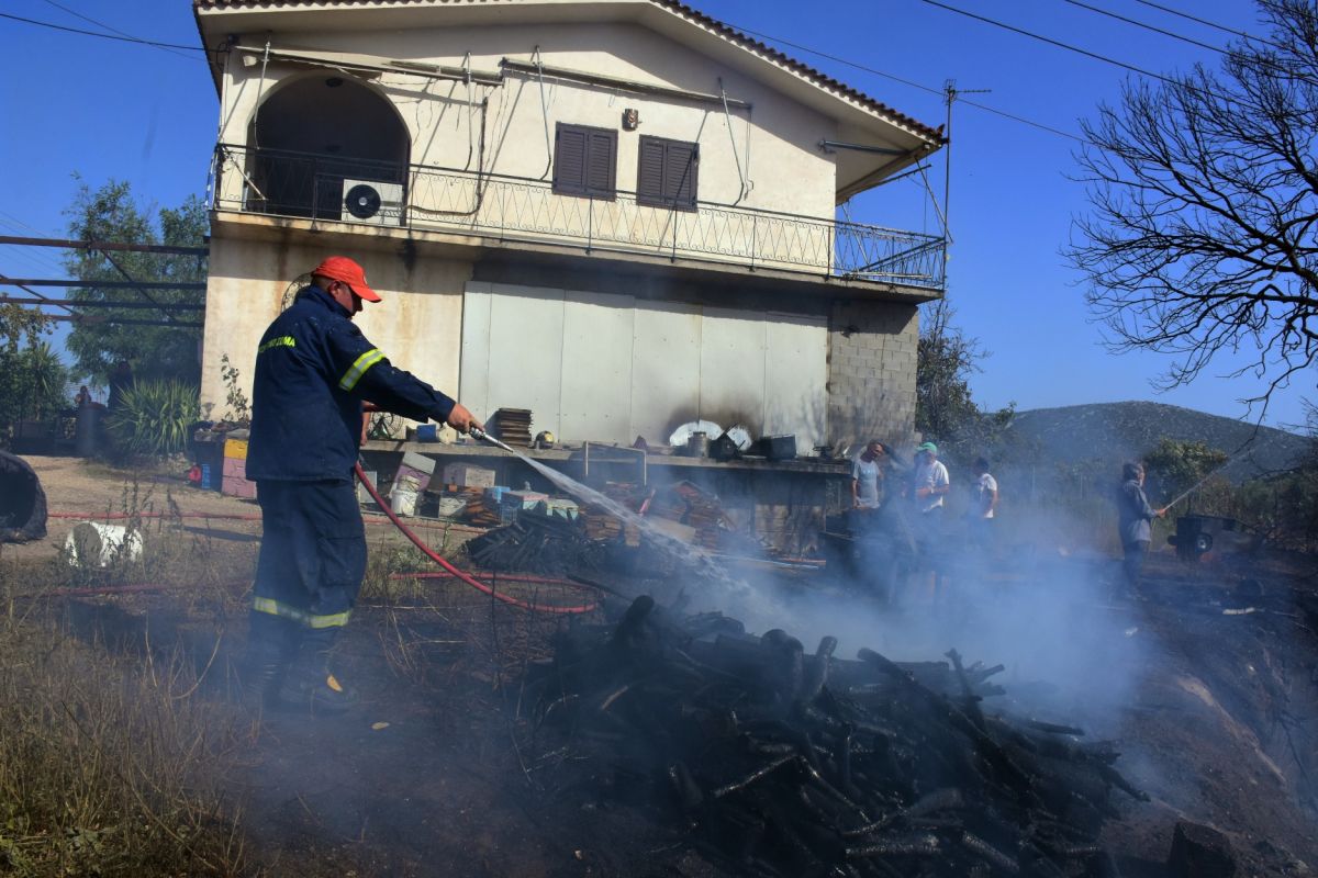Φωτιές σε Ρόδο, Κάρυστο, Αίγιο, Υλίκη και Βόλο: Σε έκτακτη ενημέρωση προέβη η Πυροσβεστική