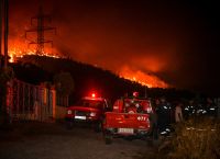 Νυχτερινές εικόνες αποκάλυψης από την κόλαση φωτιάς στο Αίγιο