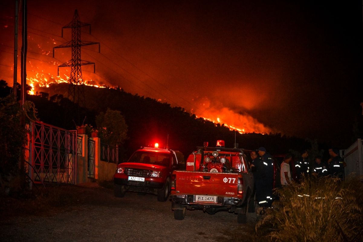 Νυχτερινές εικόνες αποκάλυψης από την κόλαση φωτιάς στο Αίγιο