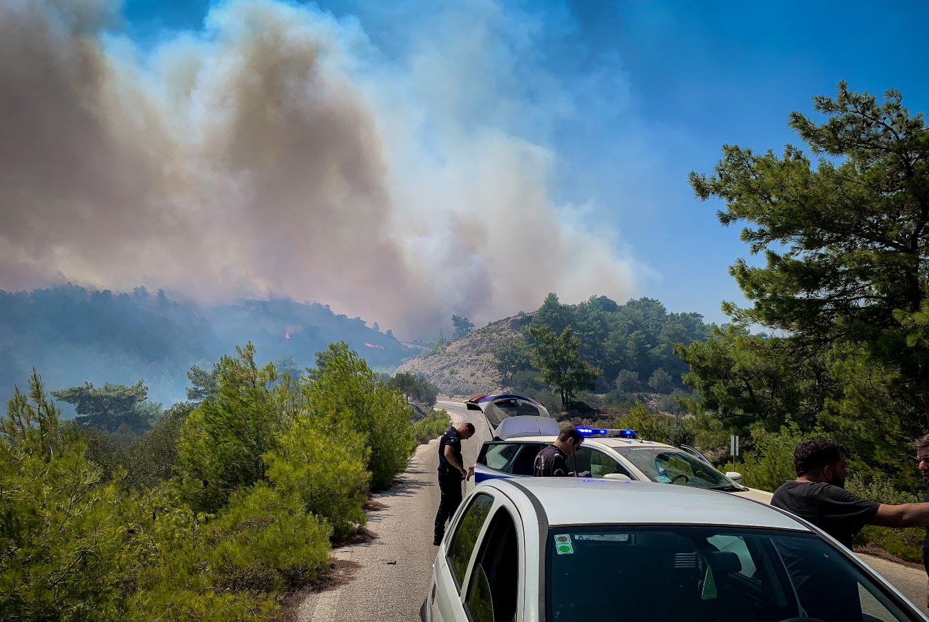 Φωτιά στη Ρόδο: Μήνυμα από το 112 για εκκένωση της περιοχής Κάλαθος