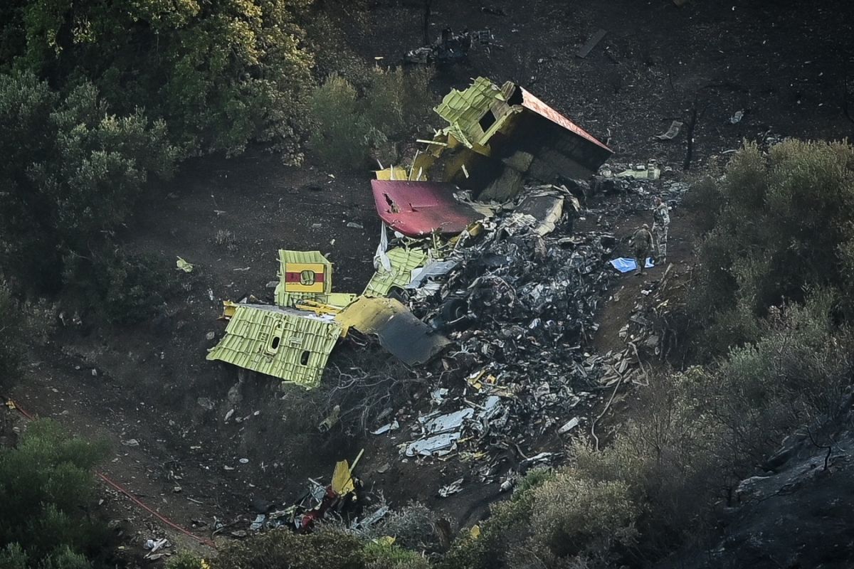 Συντριβή Canadair στην Κάρυστο: Θρήνος για τους δύο πιλότους – Έρευνα για τα αίτια
