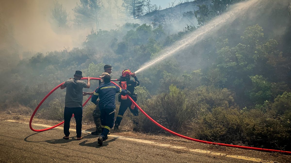 Συνεχίζεται η μάχη με τις αναζωπυρώσεις σε Ρόδο, Κάρυστο και Κέρκυρα