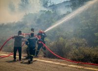 Συνεχίζεται η μάχη με τις αναζωπυρώσεις σε Ρόδο, Κάρυστο και Κέρκυρα