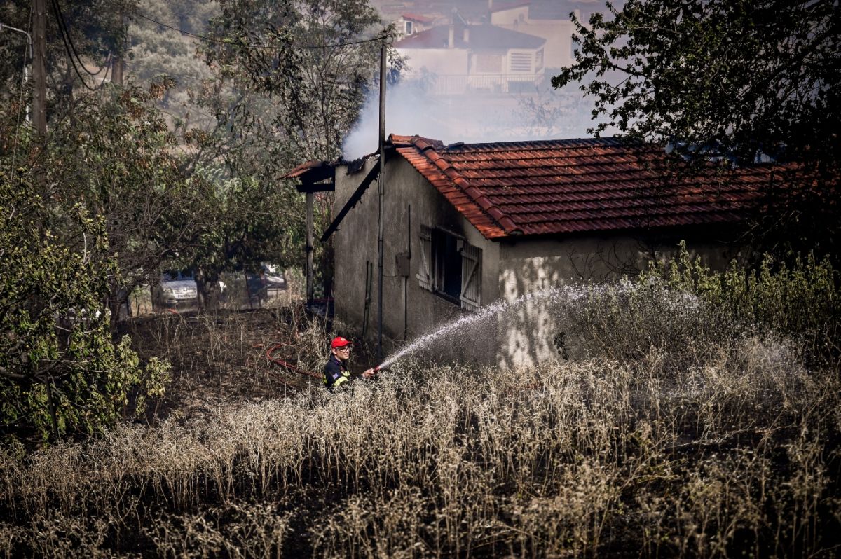 Φωτιά: Εκτός ελέγχου οι φωτιές σε Μαγνησία και Φθιώτιδα – Νεκρή ηλικιωμένη