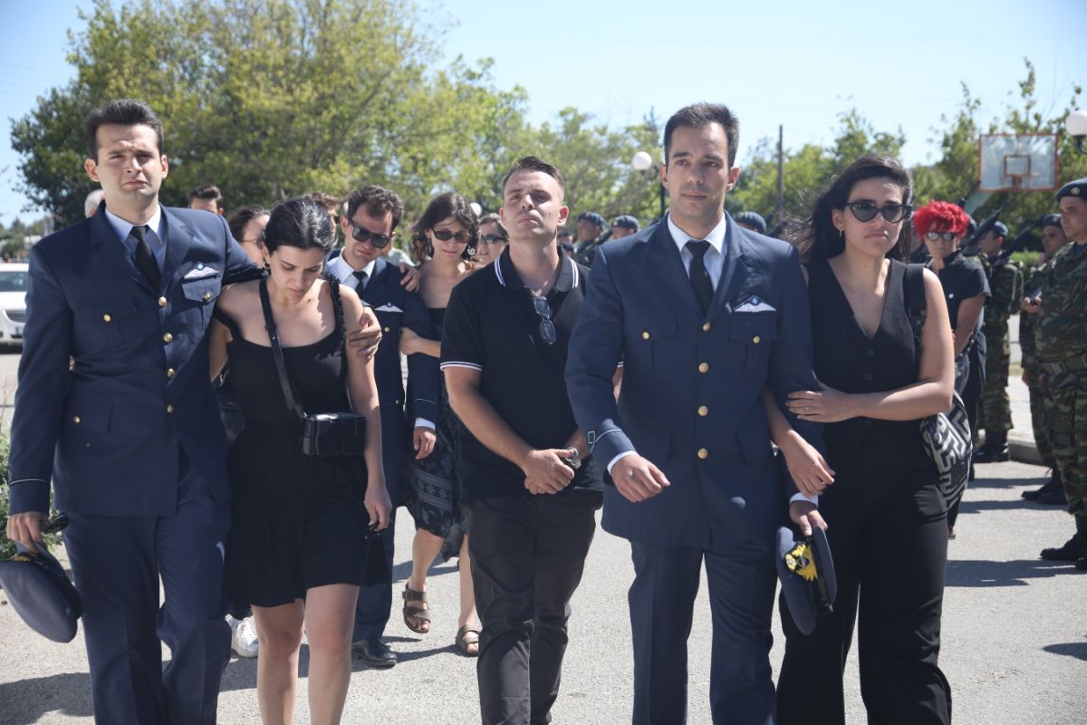 Co-pilot of Canadair that crashed is buried in Kilkis; PM Mitsotakis, EU commissioner, army chiefs attending