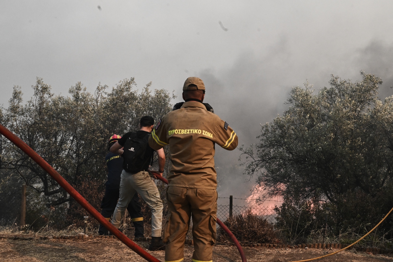 Εκτός ελέγχου η φωτιά στη Νέα Αγχίαλο: Εκρήξεις σε αποθήκη πυρομαχικών της Πολεμικής Αεροπορίας