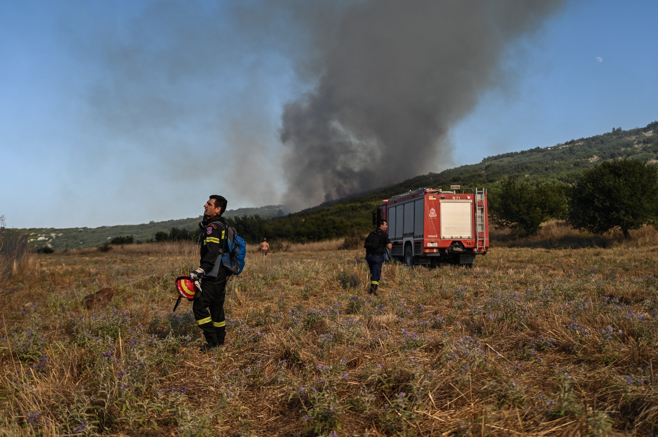 Μεγάλη αναζωπύρωση στη Λαμία – Μήνυμα από το 112 για εκκένωση της Αμφιθέας