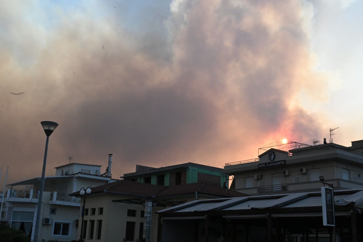 Νέα Αγχίαλος: Σε «εμπόλεμη ζώνη» μετά τη φωτιά – Η έκρηξη, το ωστικό κύμα και η εκκένωση δια θαλάσσης
