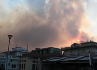 Νέα Αγχίαλος: Σε «εμπόλεμη ζώνη» μετά τη φωτιά – Η έκρηξη, το ωστικό κύμα και η εκκένωση δια θαλάσσης