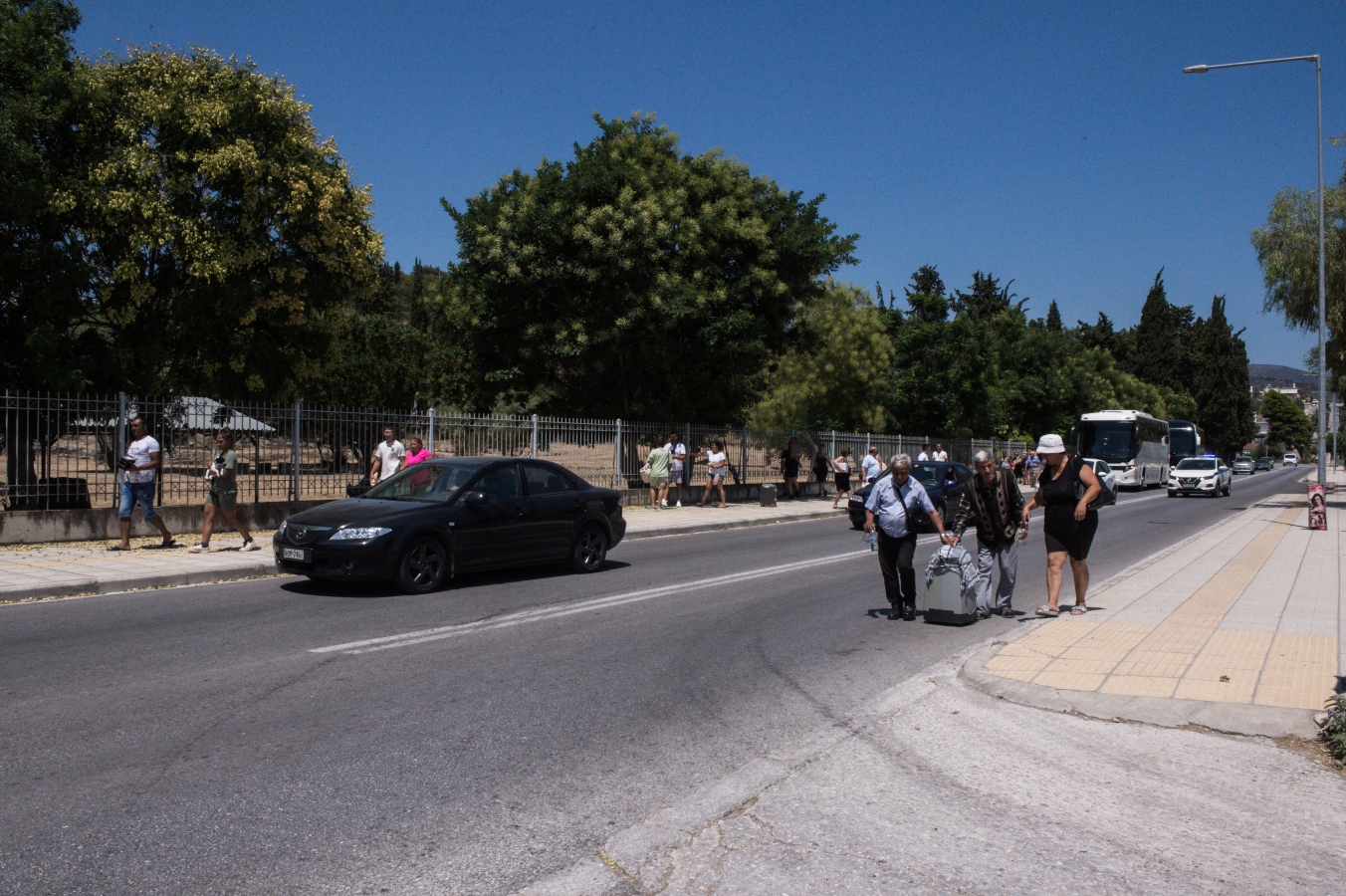 Νέα Αγχίαλος: Επιστρέφουν στα σπίτια τους οι κάτοικοι μετά τη φωτιά και τις εκρήξεις