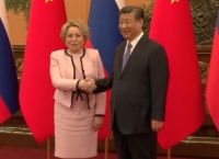 Πρόεδρος Άνω Βουλής Ρωσίας από το Πεκίνο: Μπορούμε να ακουμπάμε στους “φιλικούς ώμους” της Κίνας