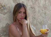Γαλλιδούλα με ολοστρόγγυλα οπίσθια ποζάρει μόνο με στρινγκ μαγιό
