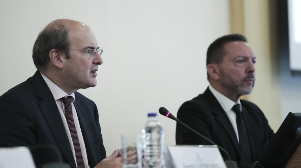 Χατζηδάκης – Στουρνάρας: Συζήτηση για τη σπουδαιότητα ανάκτησης της επενδυτικής βαθμίδας