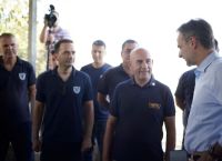 PM Mitsotakis visits special aerial operations base in Elefsina, commends firefighting efforts