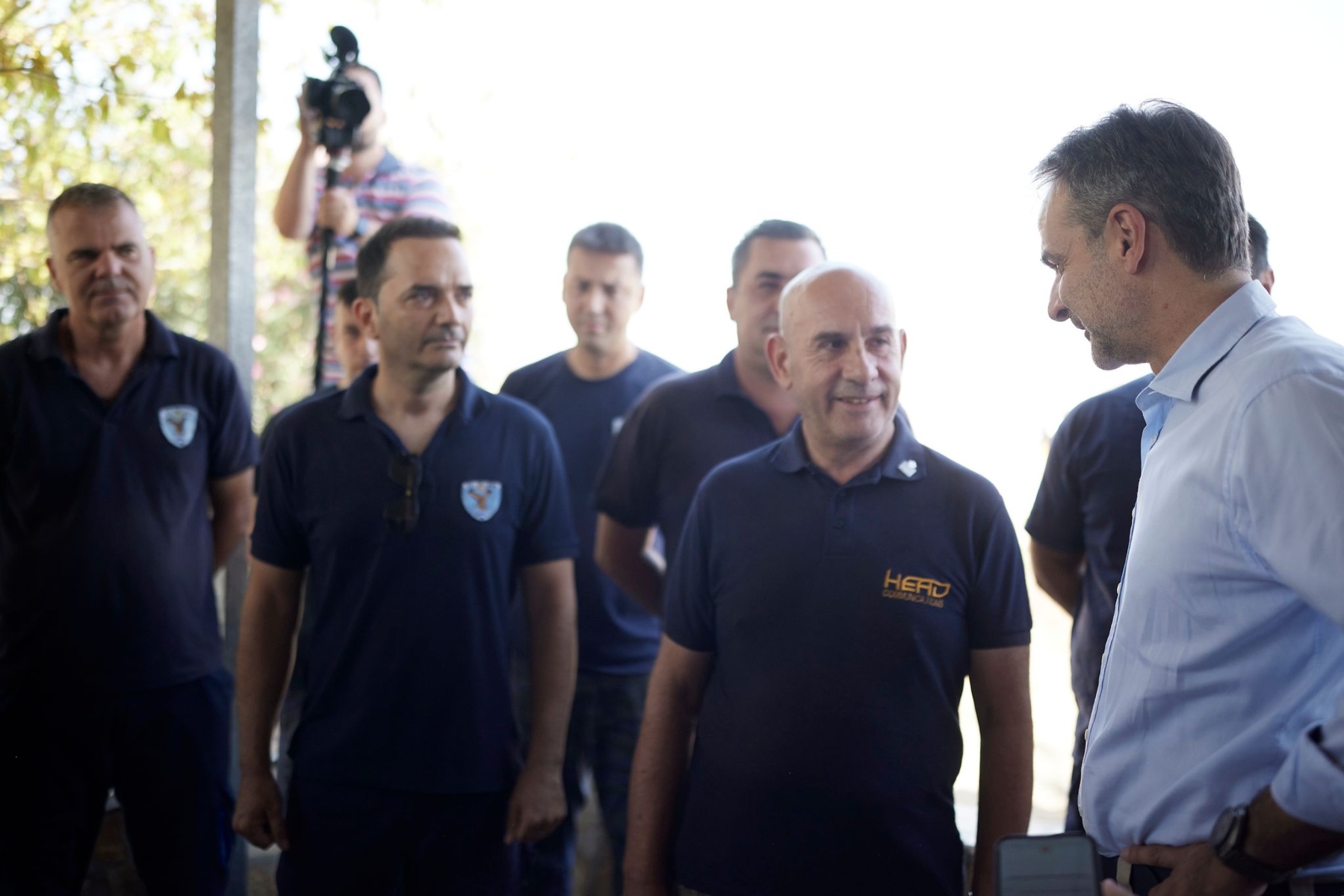 PM Mitsotakis visits special aerial operations base in Elefsina, commends firefighting efforts