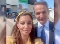 Τουρκάλα δημοσιογράφος: Το 2022 έλεγε «μην πάτε στα ελληνικά νησιά» και φέτος έβγαλε selfie με τον Μητσοτάκη Τουρκάλα δημοσιογράφος: Το 2022 έλεγε «μην πάτε στα ελληνικά νησιά» και φέτος έβγαλε selfie με τον Μητσοτάκη