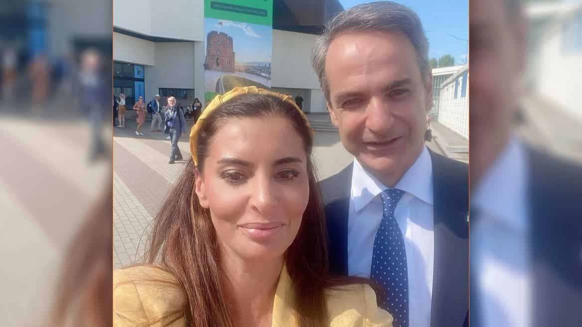 Τουρκάλα δημοσιογράφος: Το 2022 έλεγε «μην πάτε στα ελληνικά νησιά» και φέτος έβγαλε selfie με τον Μητσοτάκη