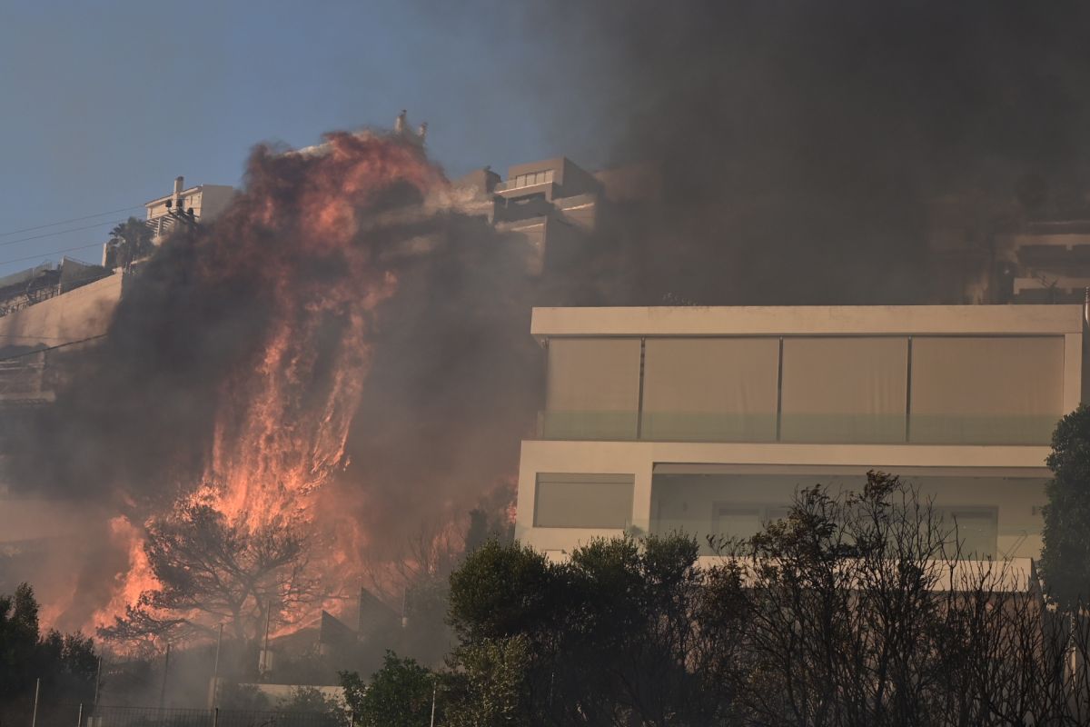 Βασιλακόπουλος: Μάσκα σε όσους είναι κοντά σε πυρκαγιές – Πώς θα προστατευτούν οι ευπαθείς ομάδες