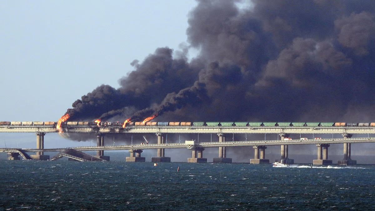 Ρωσία: Σταμάτησε η κυκλοφορία στη γέφυρα της Κριμαίας λόγω «έκτακτης ανάγκης»