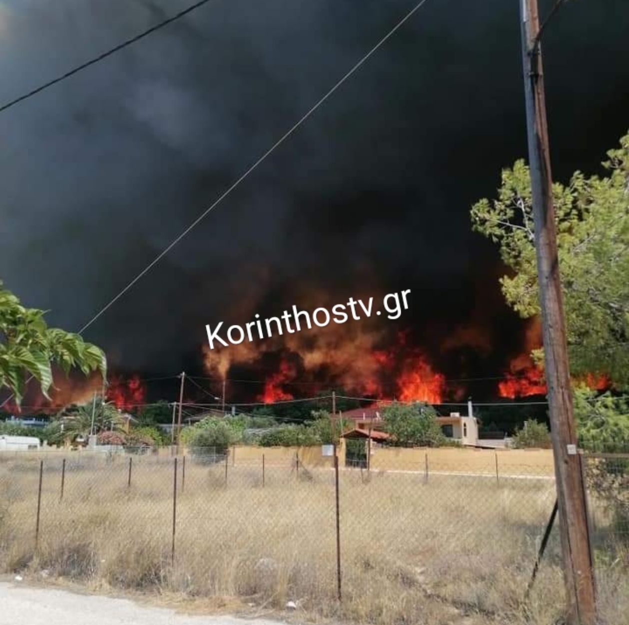 Φωτιά στο Λουτράκι: Εκκενώνεται το γηροκομείο «Ελπίς»