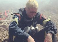 Φωτιά στη Ρόδο: Η συγκλονιστική εικόνα γυναίκας πυροσβέστη που ξεκουράζεται στους καπνούς κλαίγοντας
