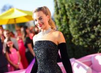 Margot Rοbbie: Η Ξανθιά Barbie αντικαθιστά το ροζ με μίνι σατέν κόκκινο φόρεμα