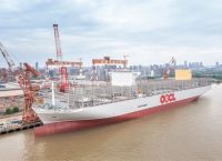 Giant containership “OOCL Piraeus” “eclipses” the port of Piraeus