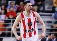 Ανακοίνωσε μέσα από την πισίνα τα ευχάριστα νέα ο Κώστας Παπανικολάου: