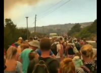 Φωτιά στη Ρόδο: Συγκλονιστικό βίντεο – Τουρίστες εκκενώνουν με τα πόδια ξενοδοχεία στο Κιοτάρι