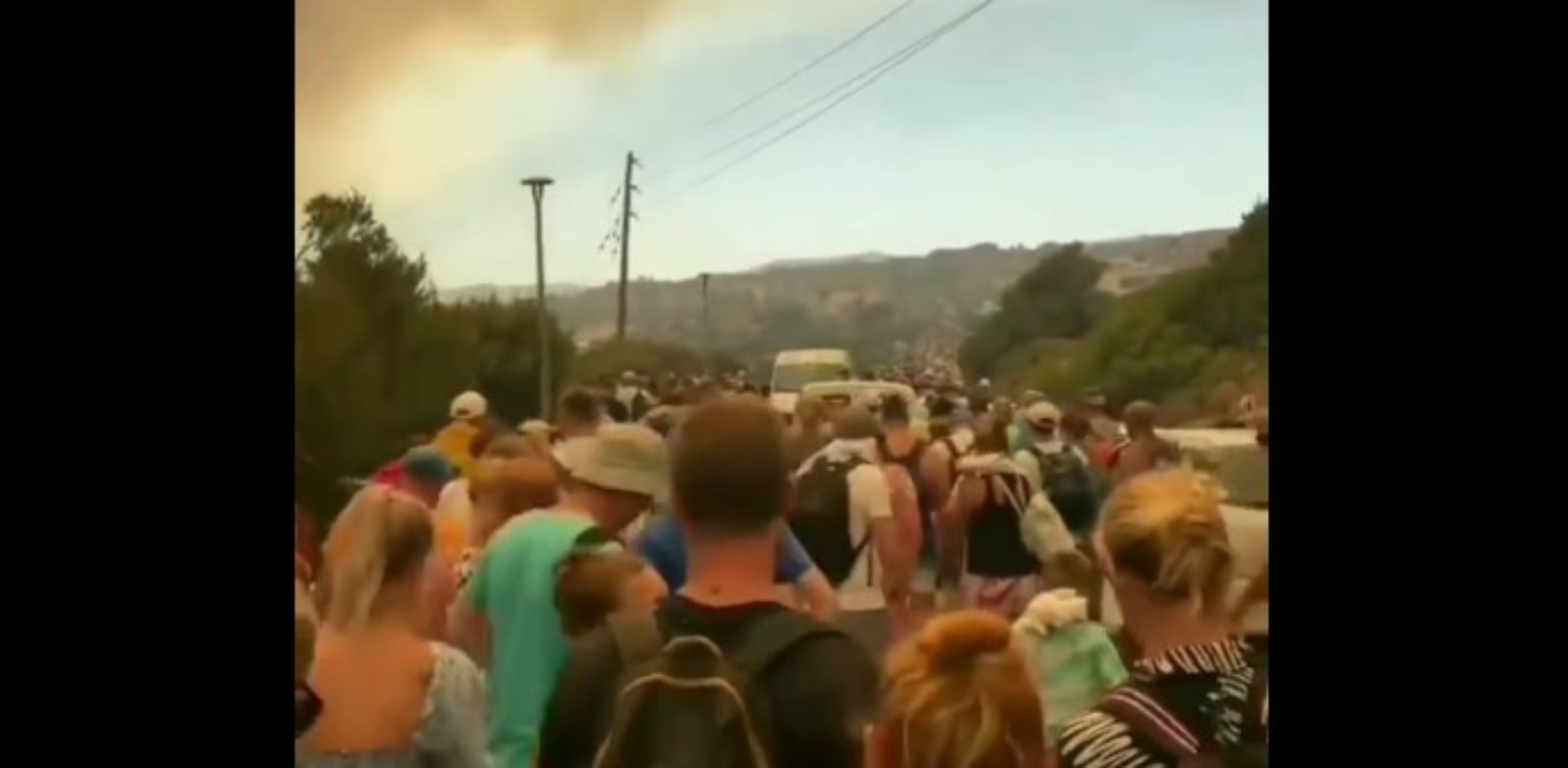 Φωτιά στη Ρόδο: Συγκλονιστικό βίντεο – Τουρίστες εκκενώνουν με τα πόδια ξενοδοχεία στο Κιοτάρι