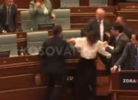 Κόσοβο: Μετατράπηκε σε… ρινγκ η Βουλή – Επεισόδια με μπουνιές