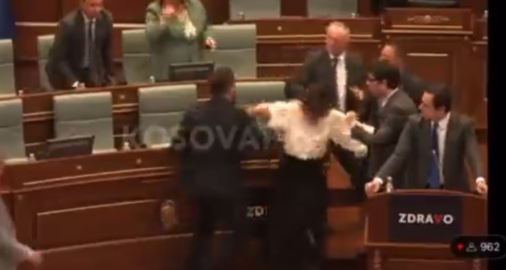 Κόσοβο: Μετατράπηκε σε… ρινγκ η Βουλή – Επεισόδια με μπουνιές