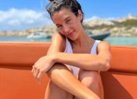 Απλά μοναδική… “Βγάζει μάτια” η Μαρία με ροζ μίνι φόρεμα και γόβες [pics]