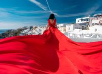 Το φόρεμα που πετάει στη Σαντορίνη είναι μία βιομηχανία πολλών εκατομμυρίων