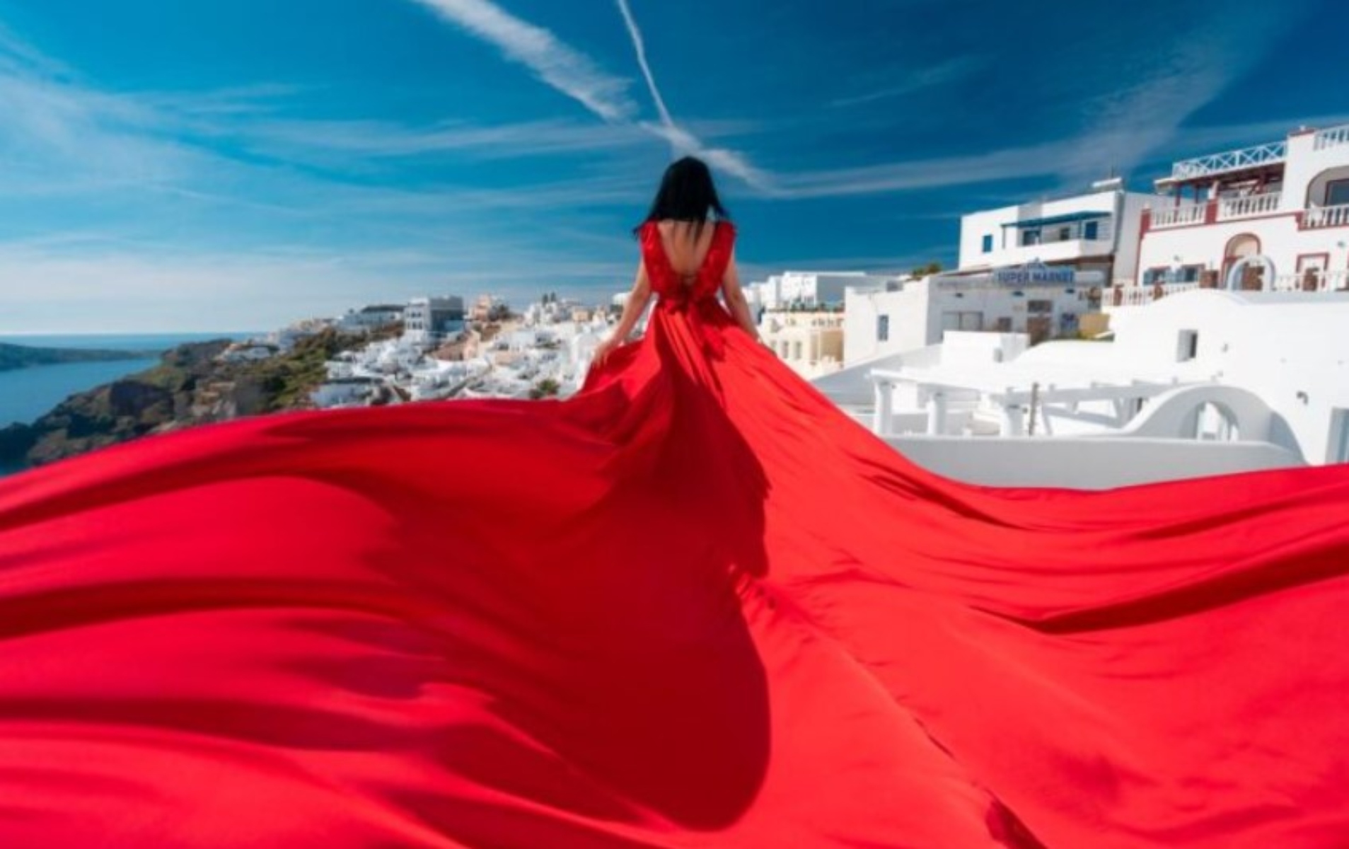 Το φόρεμα που πετάει στη Σαντορίνη είναι μία βιομηχανία πολλών εκατομμυρίων