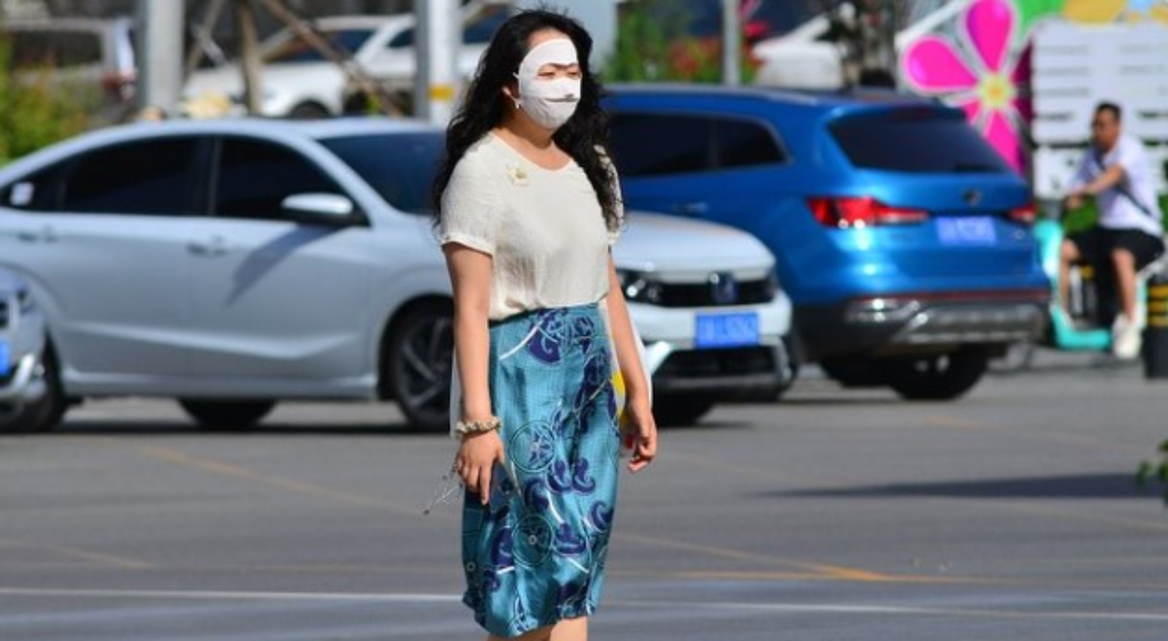 Facekinis και μανίκια: Ανθούν οι πωλήσεις μέσων αντηλιακής προστασίας στην Κίνα λόγω καύσωνα