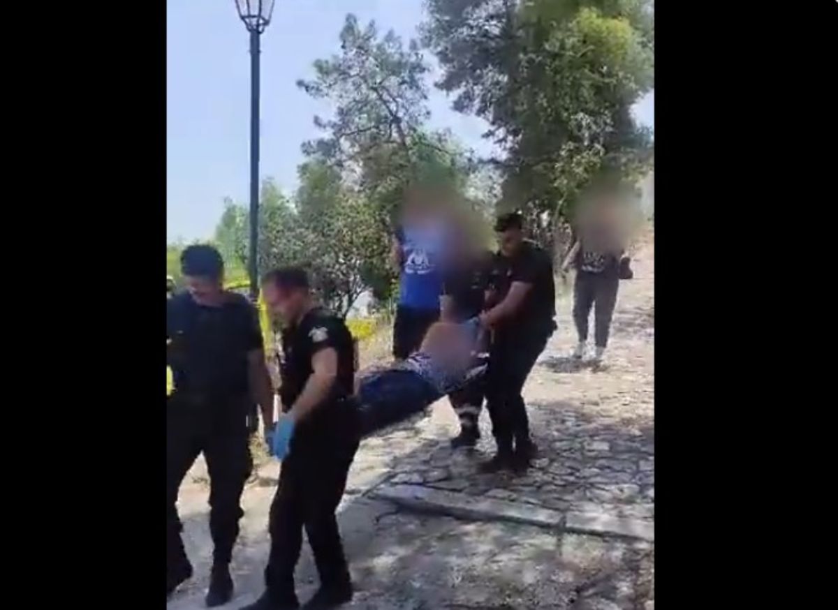 Ακρόπολη: Αστυνομικοί μετέφεραν με φορείο τουρίστρια -Κατέρρευσε λόγω του καύσωνα