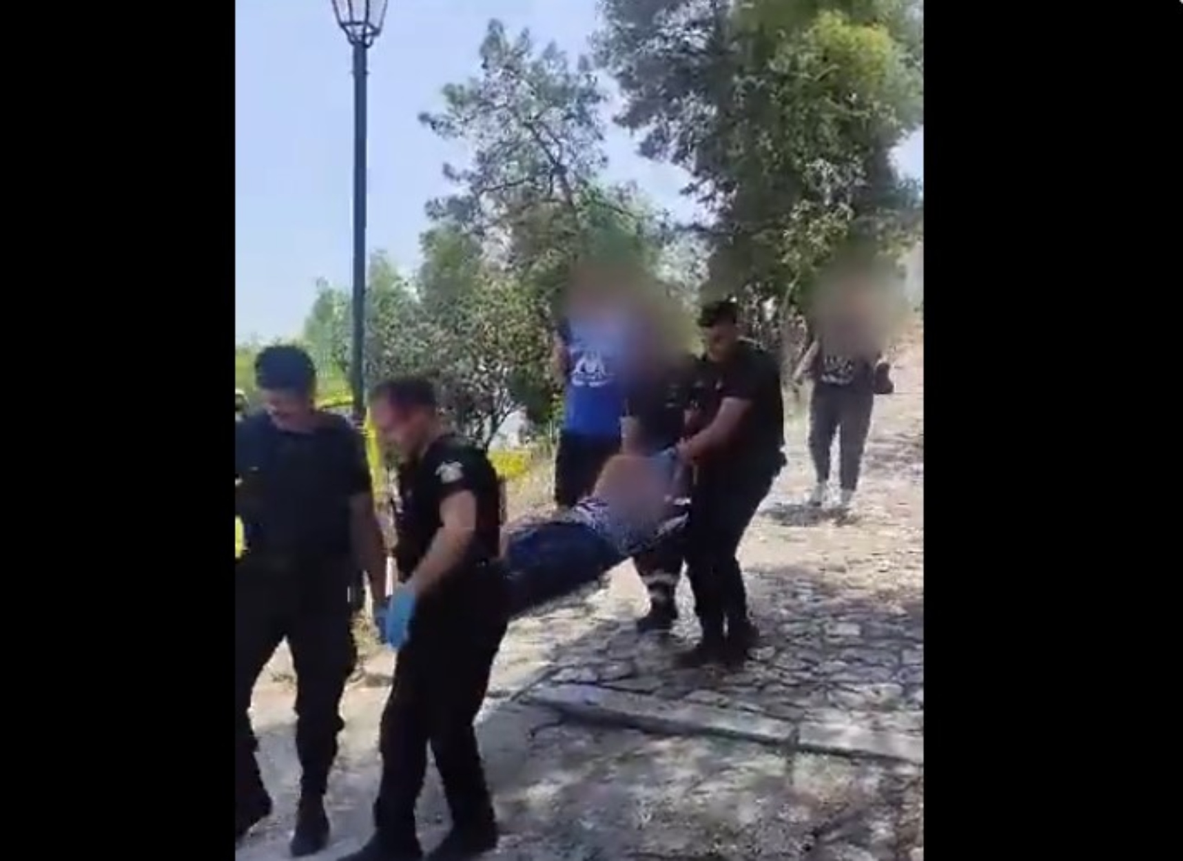 Ακρόπολη: Αστυνομικοί μετέφεραν με φορείο τουρίστρια -Κατέρρευσε λόγω του καύσωνα