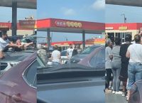 Τέξας: Πατέρας κάνει θρύψαλα το παρμπρίζ του αυτοκινήτου του για να σώσει το μωρό του εν μέσω καύσωνα