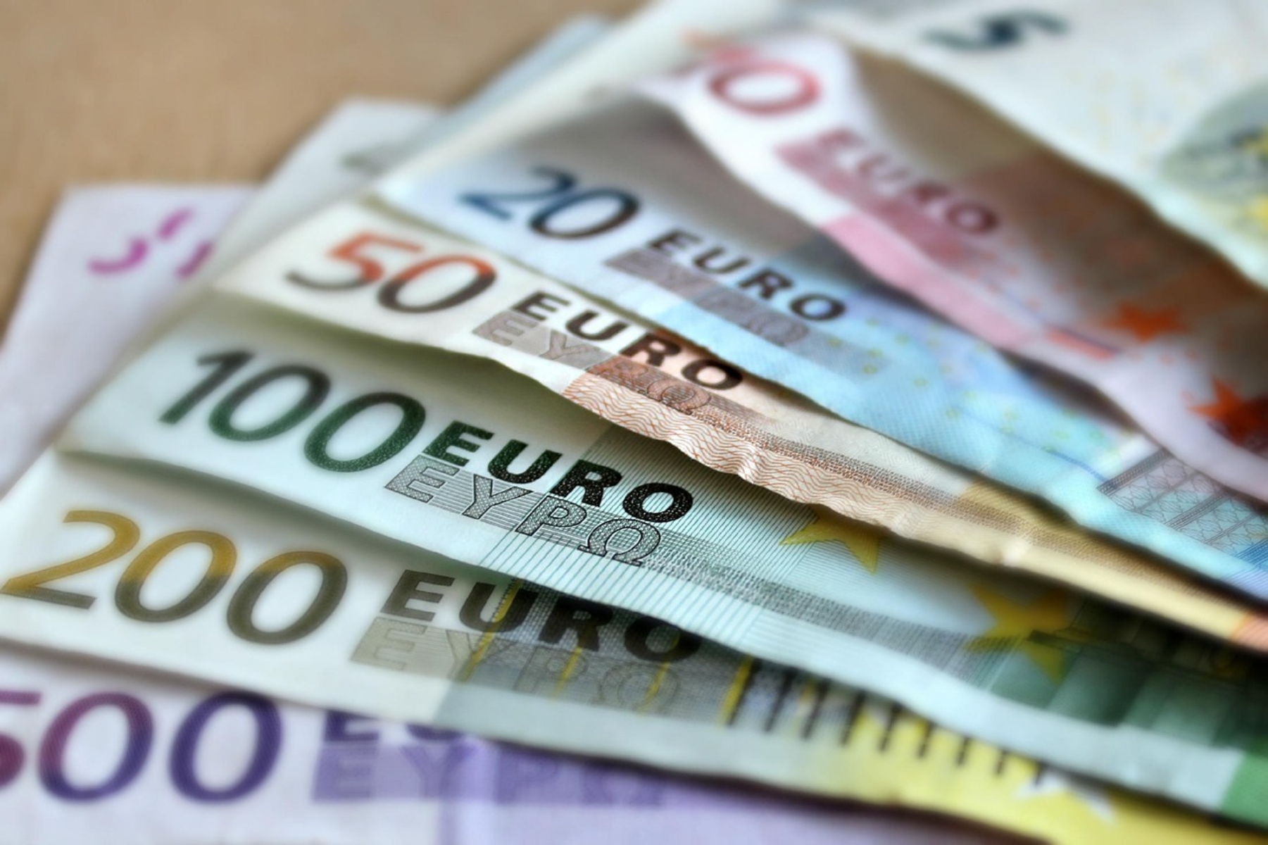 Ετήσιο μπόνους ένας μισθός με τις νέες αυξήσεις για τους δημοσίους υπαλλήλους