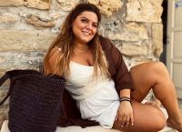 Δανάη Μπάρκα: Μαυρισμένη και χαμογελαστή με μαγιό στη Σέριφο στέλνει ένα ξεχωριστό μήνυμα