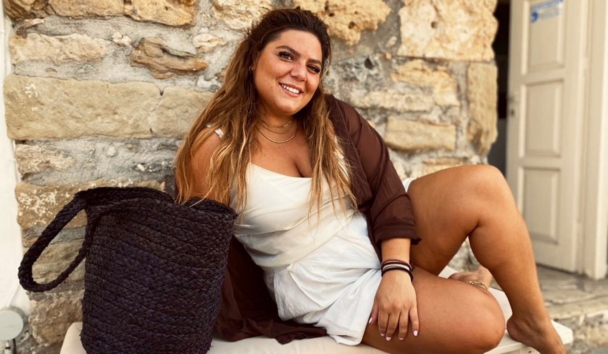 Δανάη Μπάρκα: Κάνει διακοπές στη Σέριφο με μαγιό και ένα σκυλάκι αγκαλιά