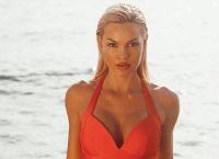 Θα σε κάνει να… ιδρώσεις – Οι «καυτές» πόζες της Βίκυς Κάβουρα με μαγιό
