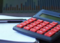 Η «συνταγή» για αυξήσεις 25% στους μισθούς με δημιουργία 60.000 νέων θέσεων εργασίας