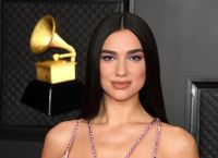 Dua Lipa: Τουρ με Φωτό και βίντεο από τις διακοπές της στην Πελοπόννησο