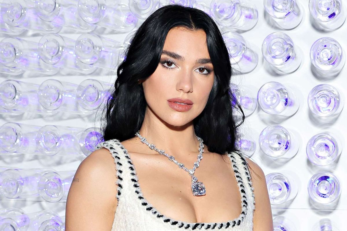 Dua Lipa: Στη Σίφνο με ακάλυπτη την πίσω όψη της